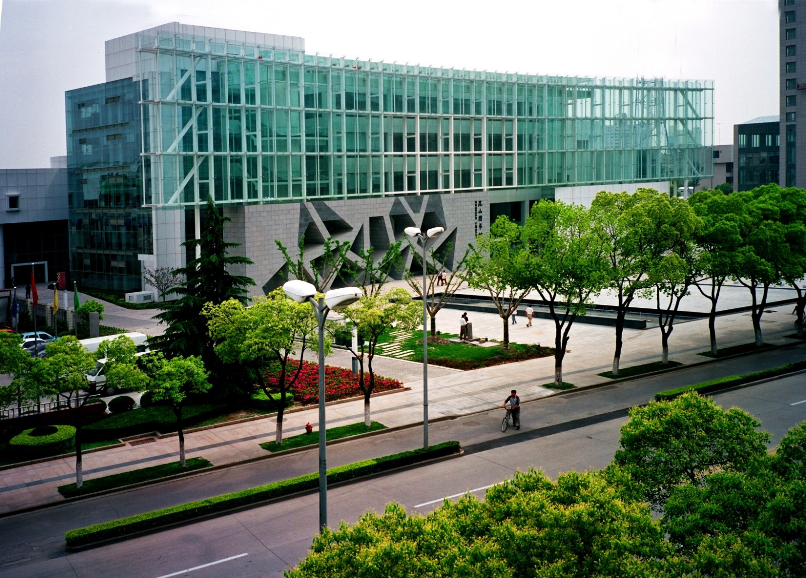 1617154556194366.jpg 图书馆大门.jpg